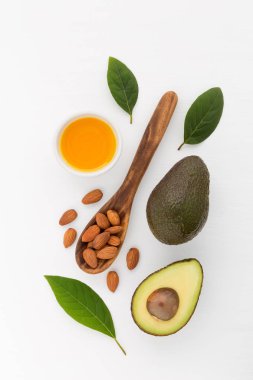 Badem ve avokado yağı bir kapta. Cilt Bakımı ve saç kaybı ingredie