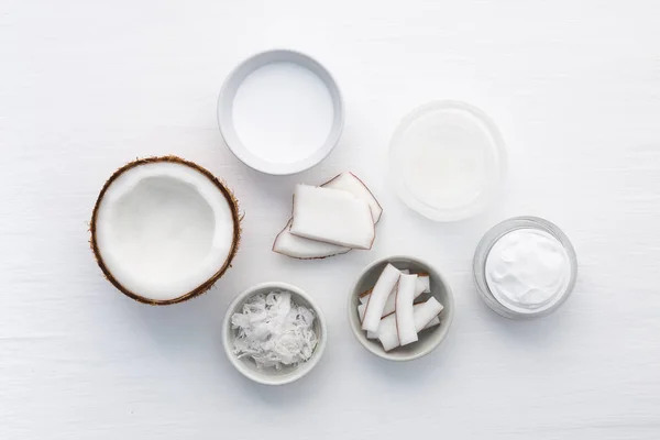 Produits de noix de coco maison sur fond de table en bois blanc. Huile , — Photo