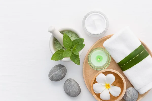 Wellness-Konzept mit Salz, Minze, Lotion, Handtuch, Kerze, Stein und Wasser — Stockfoto