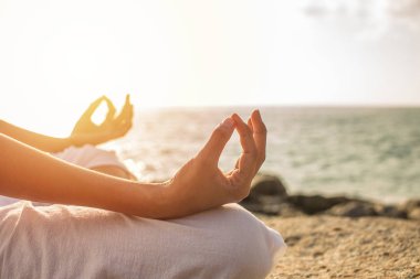 genç kadın meditasyon yoga poz güneş ışığı ile tropik sahilde