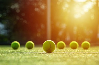 güneş ışığı ile tenis çim kortta tenis topu yumuşak odak