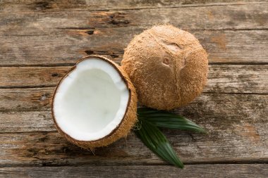 Hindistan cevizi yarısı ve Hindistan cevizi ile tüm rustik ahşap masaya bırak