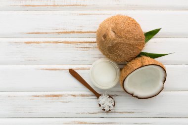 Hindistan cevizi hindistan cevizi yağı Beyaz ahşap masa arka plan ile. İyi 