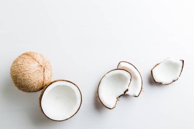 Tropikal meyve bütün ve yarım arka plan. Wh Hindistan cevizi