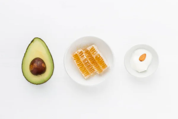 Hemmagjord hudvård bodyscrub med fräsch avokado, honung, yoghurt en — Stockfoto