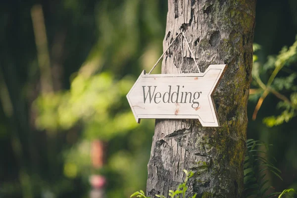 Signo de boda vintage de enfoque suave. Tablero de madera hecho a mano con el —  Fotos de Stock