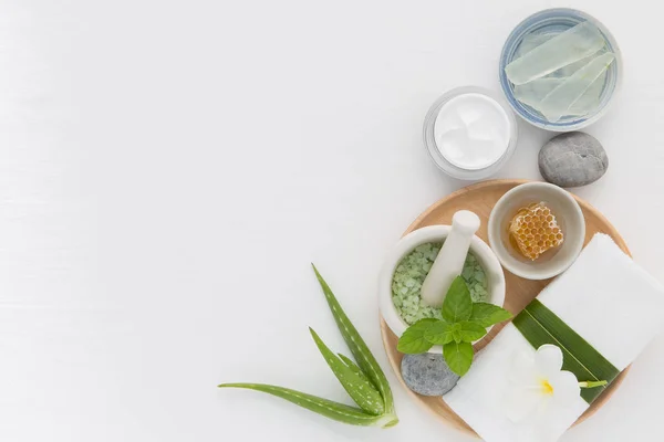 Zelfgemaakte huidverzorging en body scrub met natuurlijke ingrediënten honing — Stockfoto