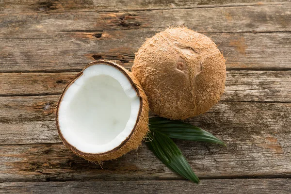 Hindistan cevizi yarısı ve Hindistan cevizi ile tüm rustik ahşap masaya bırak