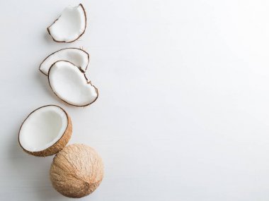 Tropikal meyve bütün ve yarım arka plan. Wh Hindistan cevizi