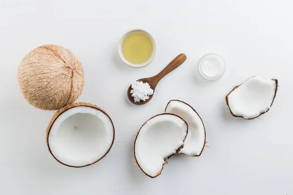 Produits de noix de coco maison sur fond de table en bois blanc. Huile , — Photo