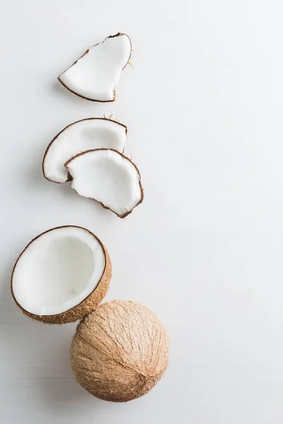 Frutas tropicais inteiro e meio abstrato fundo .Coconut no wh — Fotografia de Stock