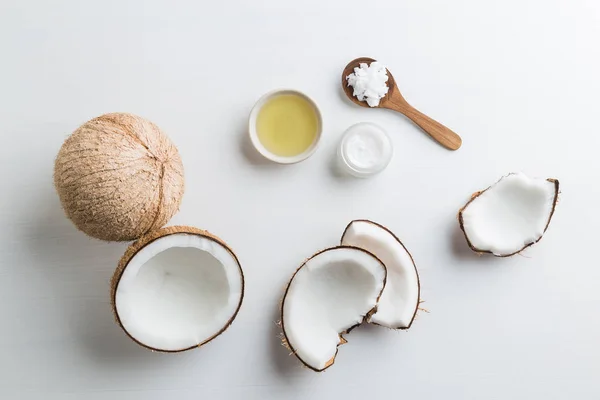 Prodotti fatti in casa di cocco su sfondo bianco tavolo di legno. Olio , — Foto Stock