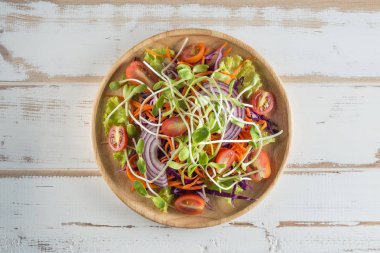 Sağlıklı vegan yemek yemek. Domates, salatalık, kırmızı lahana, havuç, 