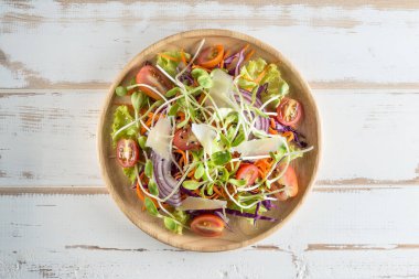 Sağlıklı vegan yemek yemek. Domates, salatalık, kırmızı lahana, havuç, 