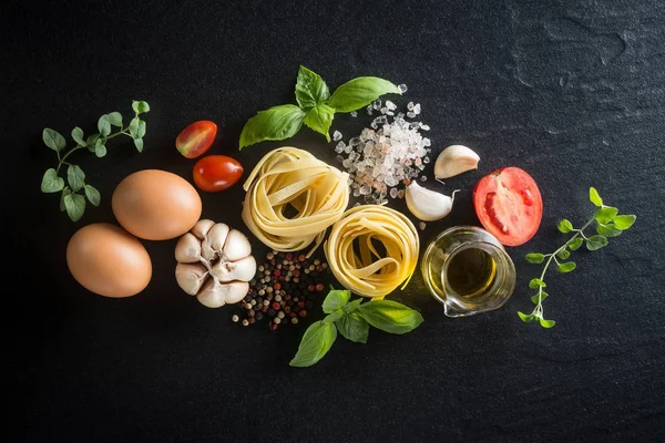 意大利食品和配料背景与新鲜蔬菜, e — 图库照片