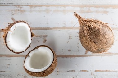 Tropikal meyve bütün ve yarım arka plan. Wh Hindistan cevizi