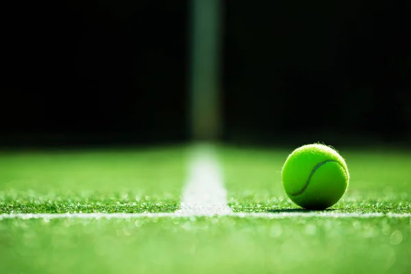 Мягкий фокус теннисного мяча на теннисной траве — стоковое фото