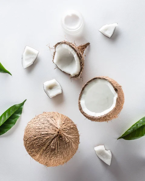 Cosmetico casalingo al cocco con noce di cocco e foglia verde su b bianco — Foto Stock
