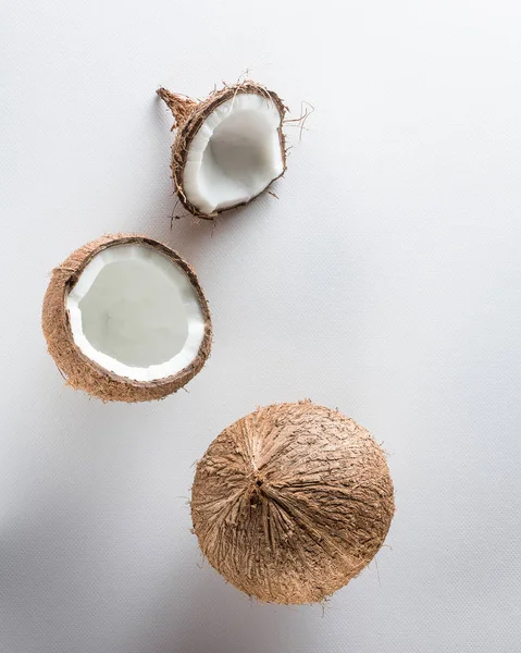 Tropische vruchten hele en halve abstracte achtergrond. Kokosnoot op wh — Stockfoto