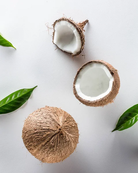 Frutta tropicale intero e mezzo sfondo astratto .Cocco con — Foto Stock