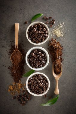 Kahve çekirdekleri ile şeker ve yeşil yaprak üzerinde farklı çeşitleri