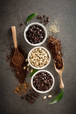 Kahve çekirdekleri ile şeker ve yeşil yaprak üzerinde farklı çeşitleri