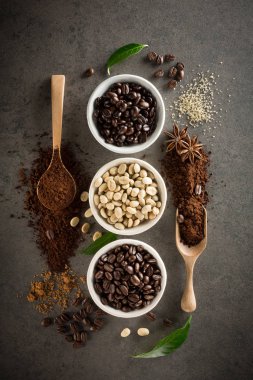 Kahve çekirdekleri ile şeker ve yeşil yaprak üzerinde farklı çeşitleri