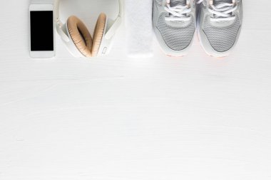 Düz fitness aksesuar beyaz ahşap zemin üzerinde yatıyordu. Runn