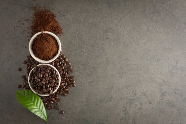 Kahve çekirdekleri ve zemin toz yaprak taş zemin üzerine. Hedef