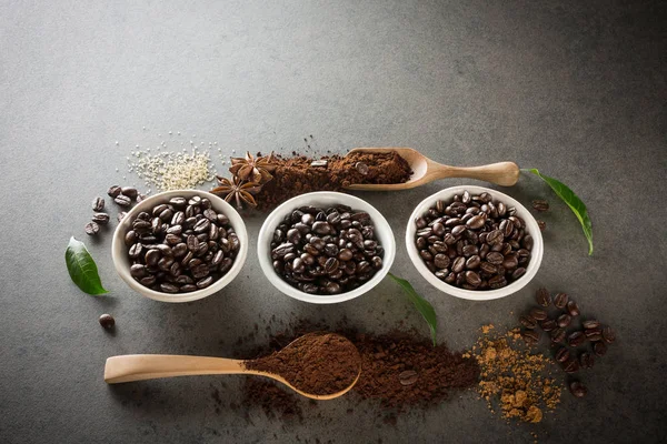 Kahve çekirdekleri ile şeker ve yeşil yaprak üzerinde farklı çeşitleri
