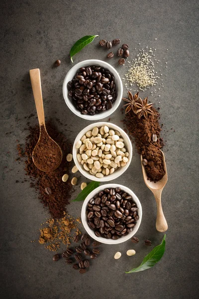 Kahve çekirdekleri ile şeker ve yeşil yaprak üzerinde farklı çeşitleri