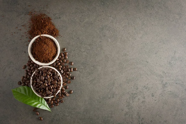 Kahve çekirdekleri ve zemin toz yaprak taş zemin üzerine. Hedef