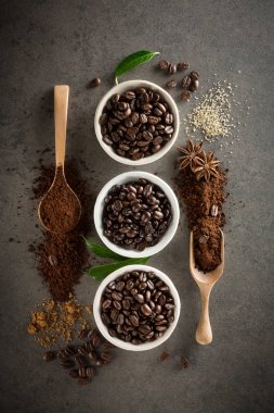 Kahve çekirdekleri ile şeker ve yeşil yaprak üzerinde farklı çeşitleri