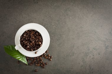 Kahve fincanı ve fasulye eski mutfak masasında. Copyspa ile Üstten Görünüm