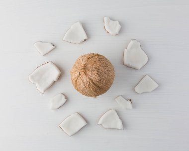 Tropikal meyve bütün ve yarım arka plan. Wh Hindistan cevizi