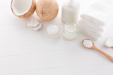 Beyaz ahşap masa arka plan üzerinde ev yapımı Hindistan cevizi ürünler 