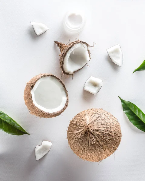 Cosmetico casalingo al cocco con noce di cocco e foglia verde su b bianco — Foto Stock