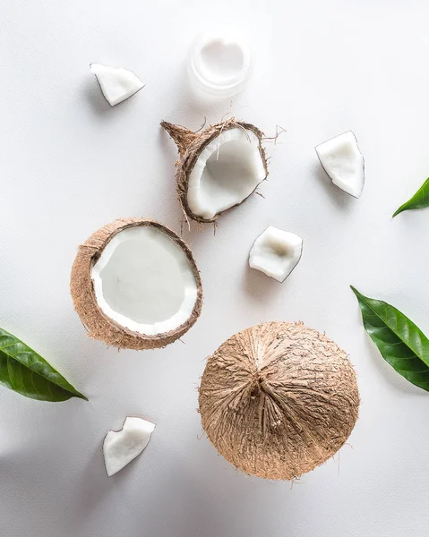 Cosmétique de noix de coco maison avec noix de coco et feuille verte sur blanc b — Photo