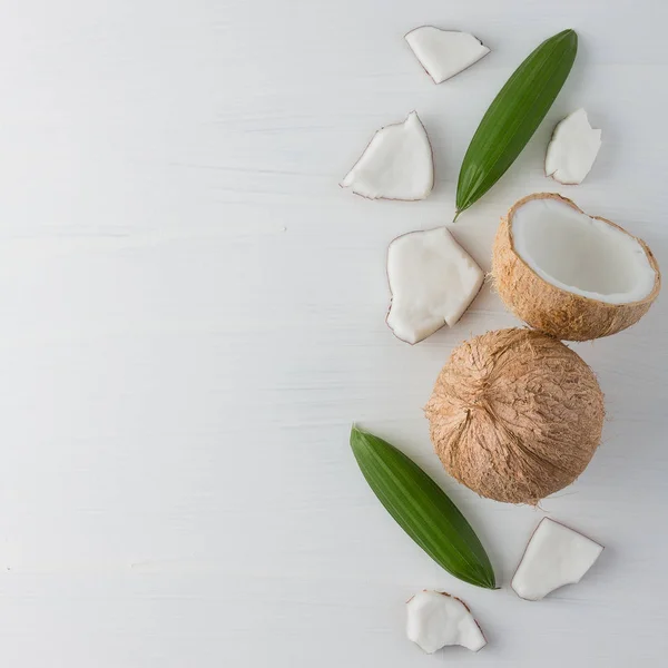 Tropisk frukt hela och halva abstrakt bakgrund. Kokos och g — Stockfoto