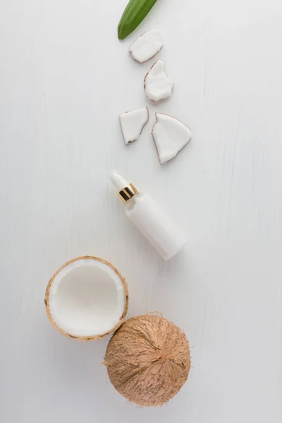 Produits à base de noix de coco maison avec moitié et noix de coco entière sur blanc w — Photo