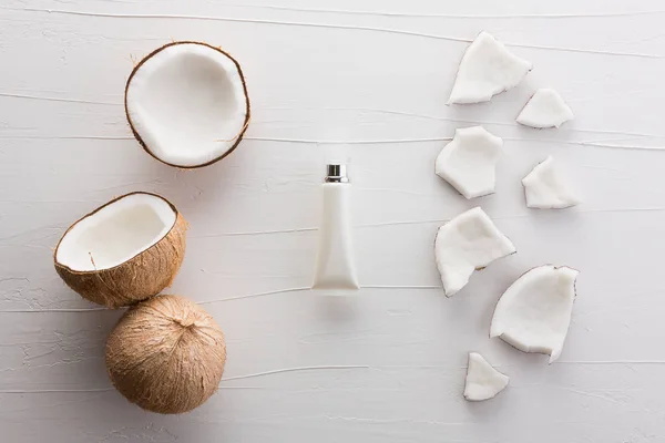 自制椰子制品在白色木桌背景从 — 图库照片