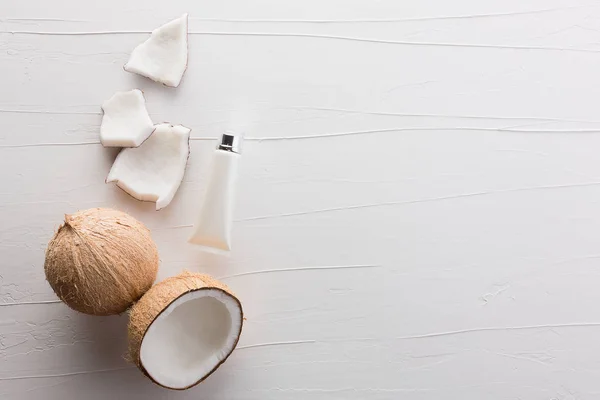 Produits de noix de coco maison sur fond de table en bois blanc de — Photo