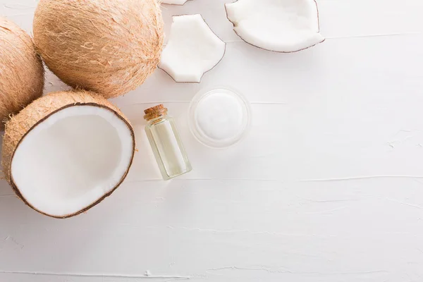 Zelfgemaakte kokosproducten op witte houten tafel achtergrond uit — Stockfoto