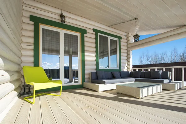 Russie, région de Moscou - une terrasse ouverte dans une maison en bois — Photo