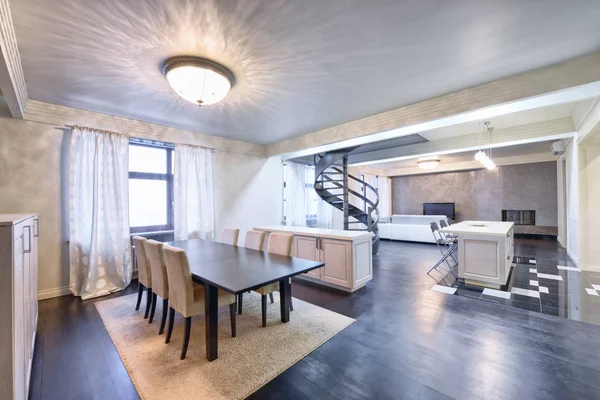 Rusya, Moskova - modern oturma odası iç. Dubleks Daire ile şık döner merdiven.