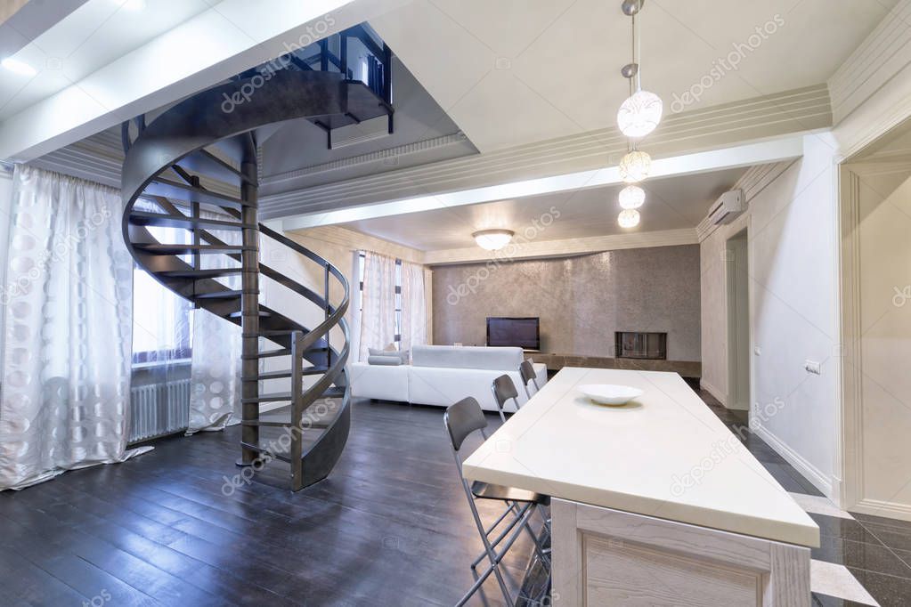 Rusia, Moscú - moderna sala de estar interior. Apartamento dúplex con