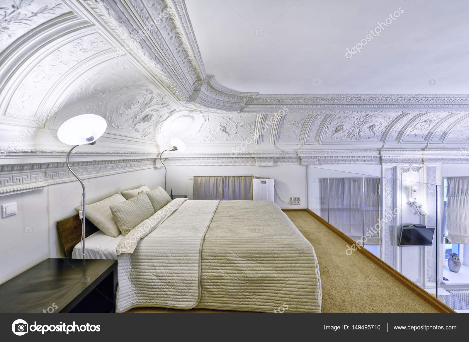 Una habitación de estilo contemporáneo con un amplio y moderno piso de