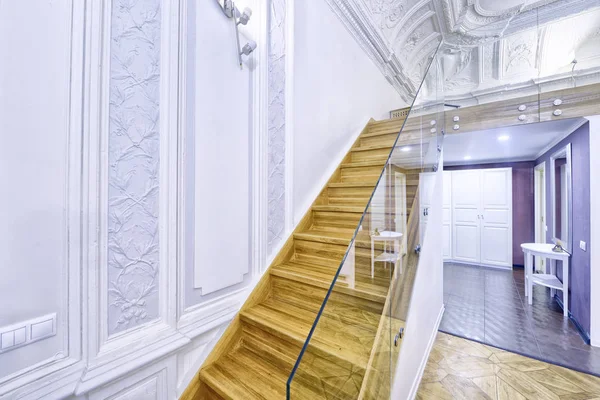 Utformningen av trappor i ett rikt hus. — Stockfoto