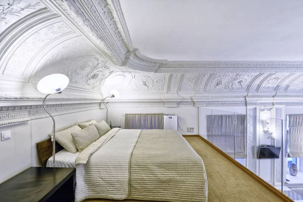Elegante dormitorio interior con cama doble . — Foto de Stock