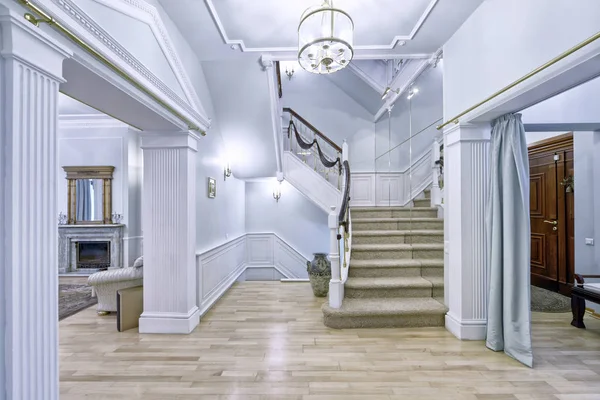 お金持ちの家の階段の設計. — ストック写真